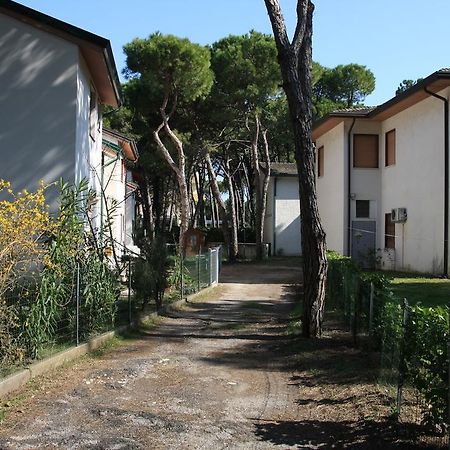 Villaggio Solveig Family Apartments Лидо-ди-Езоло Экстерьер фото